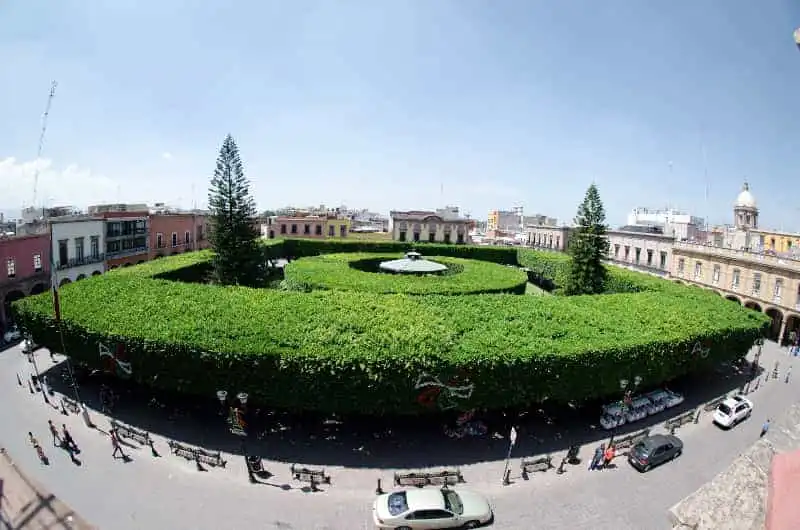 Compra tus Boletos de autobús en ETN Turistar Lujo y visita la Plaza de Armas, es el jardín central de Celaya